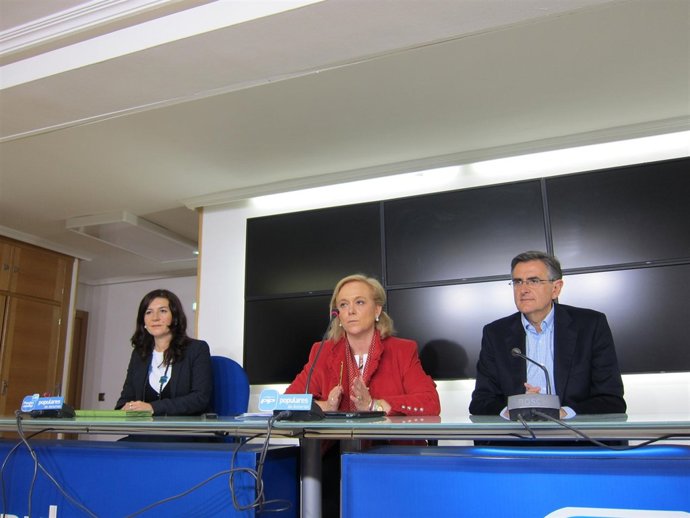 Fernández, En El Centro, Acompañada Por Maniega Y Sánchez.