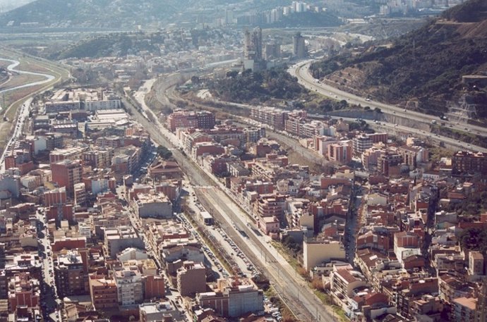 Línea de tren Barcelona-Portbou a su paso por Montcada i Reixac