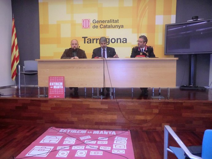 Campaña 'Tiremos De La Manta' En Tarragona