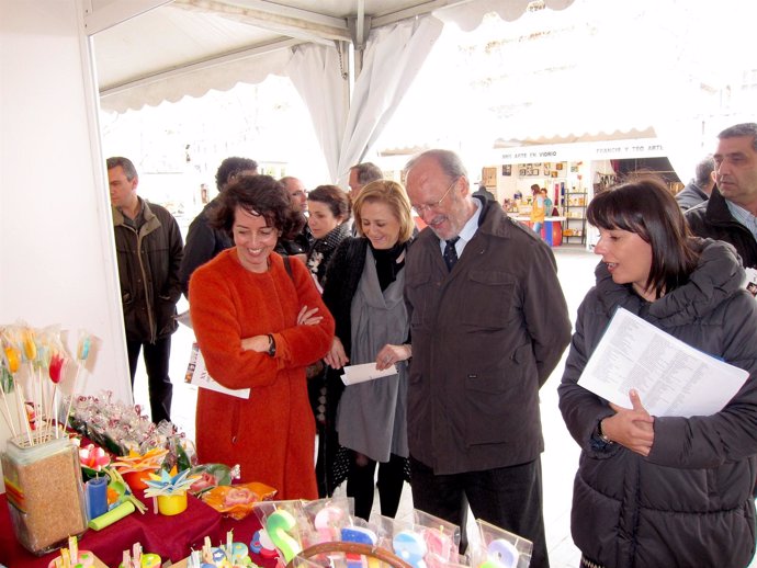 El Alcalde Visita La Feria En Compañía De Varios Concejales De La Corporación