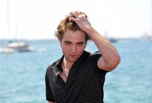 Posado De Robert Pattinson Frente Al Mar 