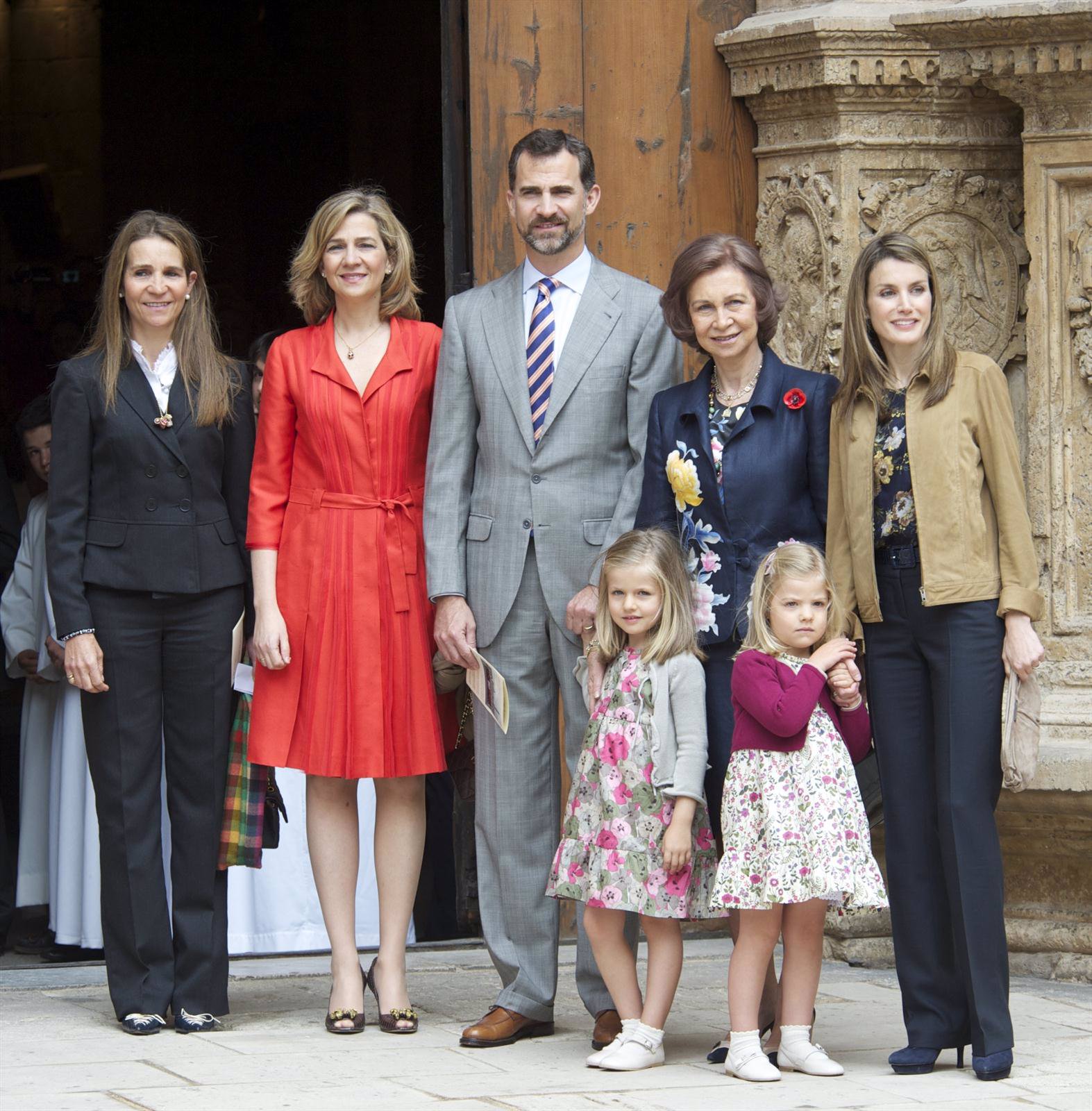 La Familia Real, Sin El Rey, En La Misa De Pascua En Mallorca 