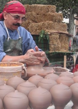 Un Artesano Muestra El Oficio De Alfarero En El Mercado Medieval De Cullera.