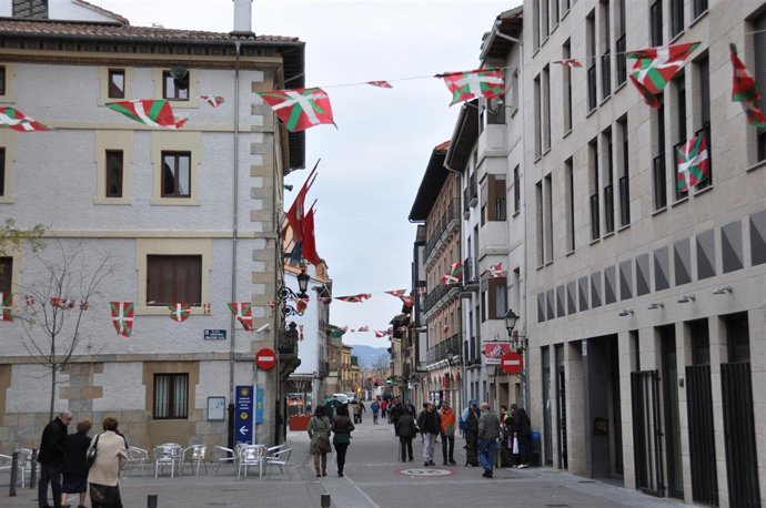'Ikurriñas' Colocadas Por Vecinos En La Calle Mayor De Villava.
