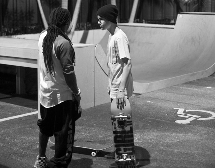 Justin Bieber Con Un Amigo Montando En Patinete
