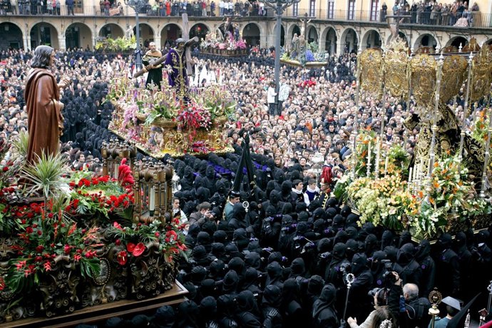 Miles De Personas Asisten En La Plaza Mayor De León Al Encuentro De La Procesión