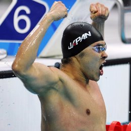 El nadador japonés Kosuke Kitajima gana el oro en 100 braza