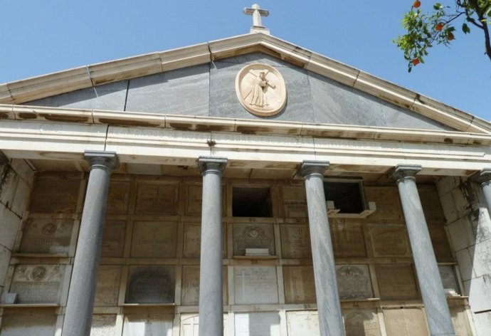 Panteón Perteneciente A La Cofradía De El Rico En El Cementerio De San Miguel