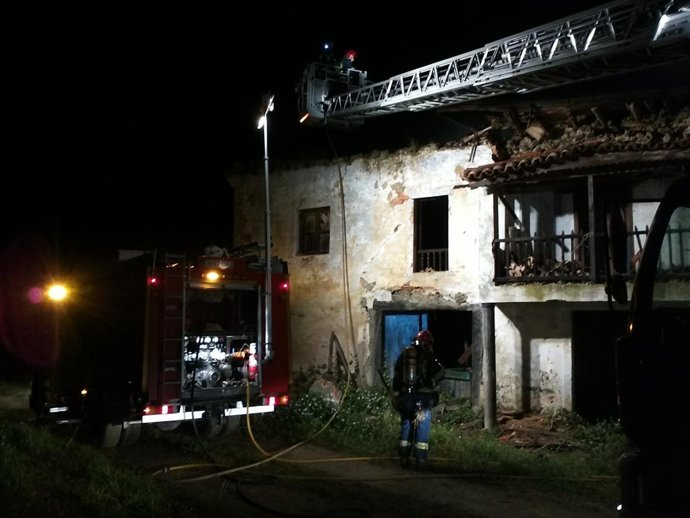 Bomberos Apagan Un Incendio En Una Casa Abandonada En Laredo 