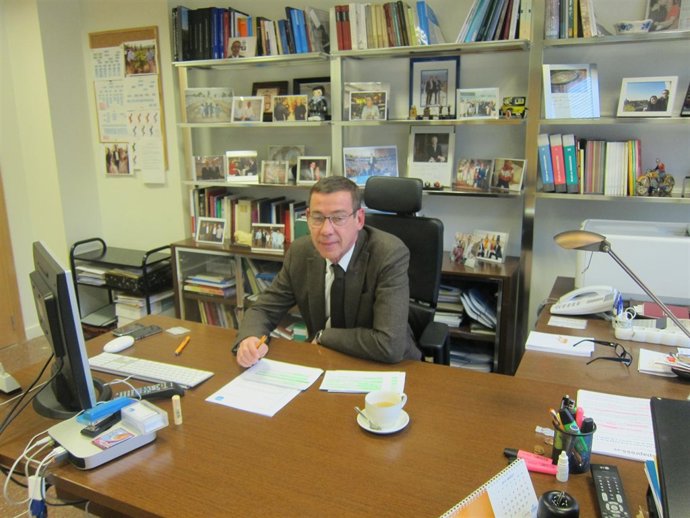 El Secretario General Del PPCV, Antonio Clemente, En Su Despacho