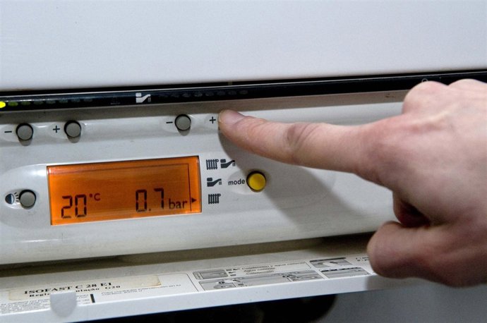 Una Persona Regula La Temperatura Del Agua.