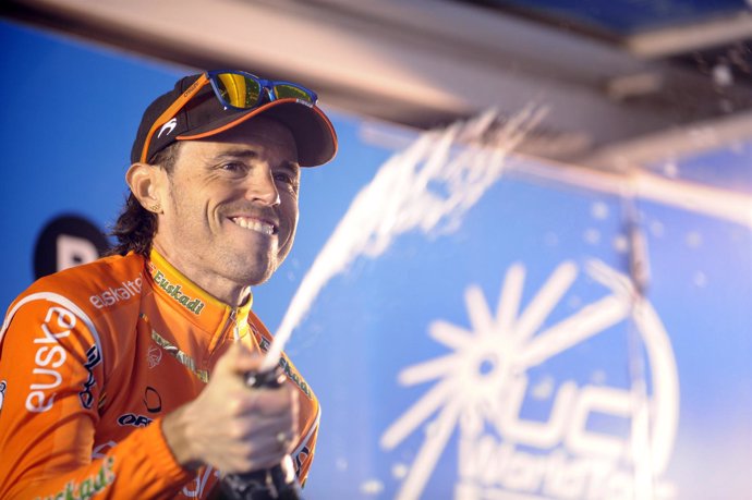 El Ciclista Español Samuel Sánchez Celebra La Victoria En La Vuelta País Vasco