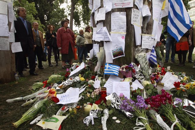 Homenaje A Un Hombre Que Se Suicidó En Grecia