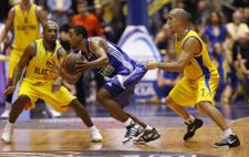 Bullock (Real Madrid), con jugadores del Maccabi