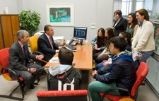 Miembros De Una De Las Cooperativas Visitan Una Oficina De Caja De Burgos