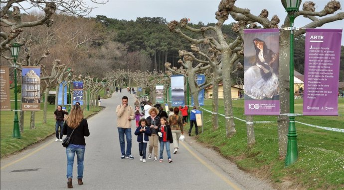 Exposición Banderolas Centenario Palacio Magdalena 