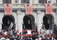Miles de vallisoletanos llenan la Plaza Mayor en el encuentro de Cristo Resucitado con la Virgen de la Alegría
