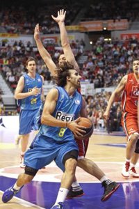 Baloncesto/Liga Endesa.- El Barcelona sigue líder al ganar al Zaragoza y el Cajasol se mete en 'play-off'   