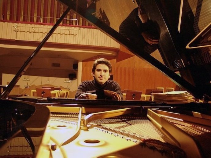 El Director Del Instituto, Yerko Ivánovic, Posa Delante Del Piano