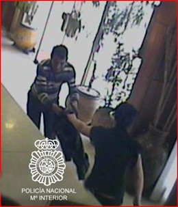 Imagen Del Forcejeo De La Camarera Con El Delincuente.