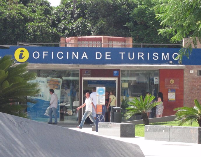 Turistas En La Oficina De Turismo De Málaga Capital