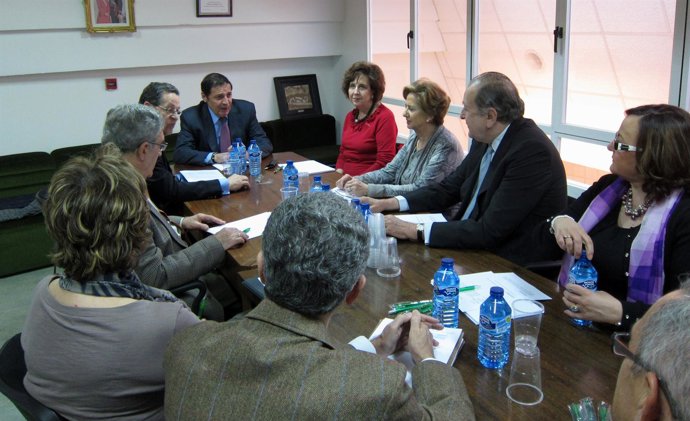 Reunión De Sáez Aguado Con Responsables De La AECC En Cyl