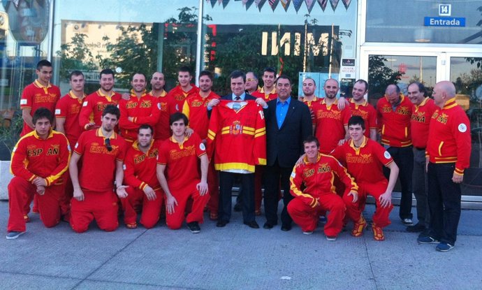 Miguel Cardenal Visita A La Selección Española De Hockey Hielo