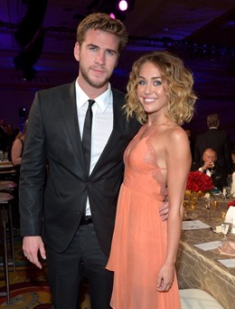 Miley Cyrus Y Liam Hemsworth Abrazados