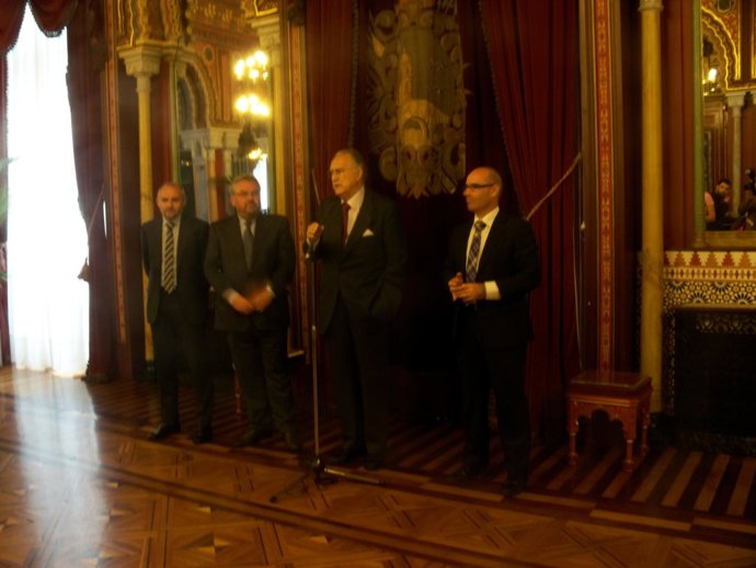 El Alcalde De Bilbao, Iñaki Azkuna, Con El Presidente De Bilbao Dendak.