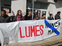 La Plataforma en Defensa de las Fragas do Eume se concentra ante la Cámara para exigir un plan de regeneración