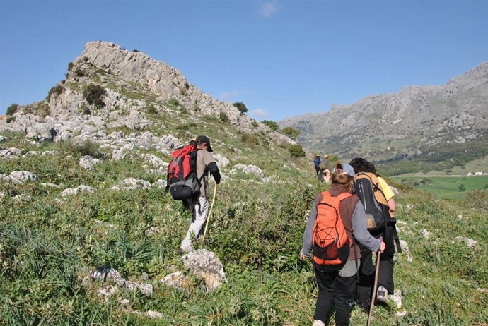 Personas Realizan Senderismo En Andalucía