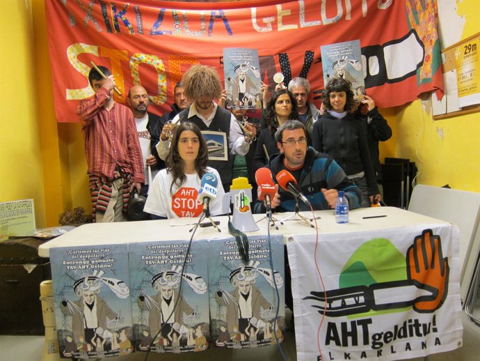 Miembros De AHT Gelditu En Rueda De Prensa En Pamplona