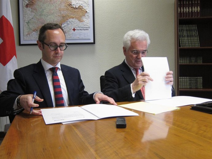El Director De Fundación Alimerka Y El Presidente De Cruz Roja En Cyl.