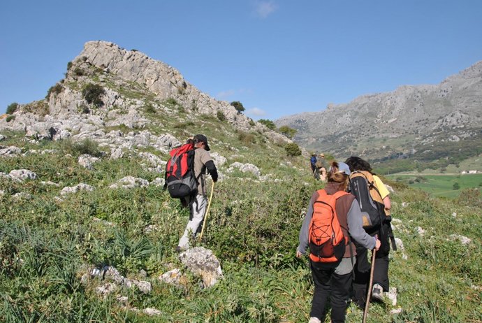 Personas Realizan Senderismo En Andalucía