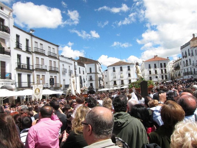 Plaza Mayor De Cáceres Durante El Domingo De Resurrección