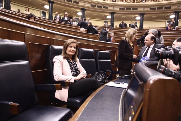 Báñez, Sentada En Su Escaño En El Congreso