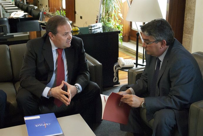 El Presidente De Cepyme Alicante Conversa Con El Conseller Vela.