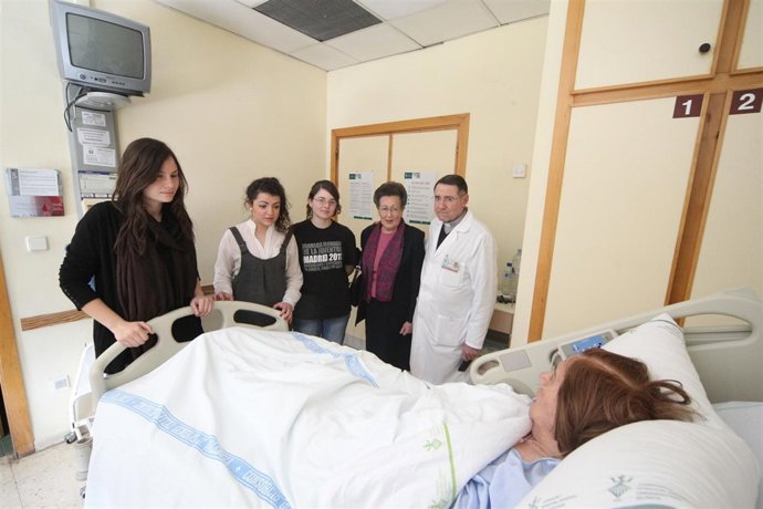 Jóvenes Inician Un Voluntariado Con Enfermos En El General De Valencia