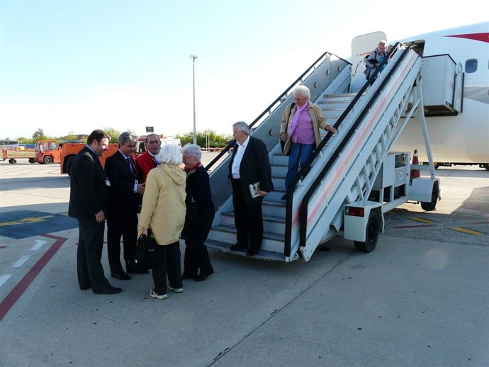 Pasajeros Austriacos Llegan Al Aeropuerto De Reus