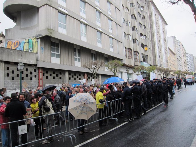 Protesta de afectados por las preferentes en el exterior del Parlamento gallego