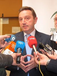 Recio dice que las medidas del Gobierno "en nada" ayudan a los desempleados y "no crean un camino futuro"