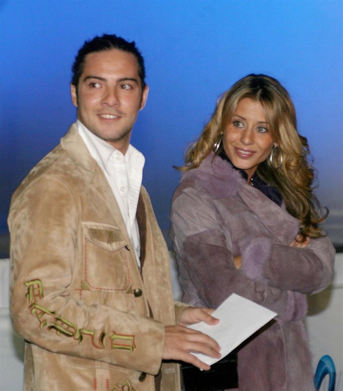 David Bisbal Y Elena Tablada Mirando Hacia La Izquierda