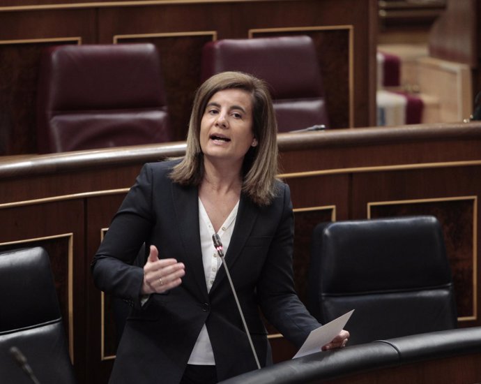 La Ministra De Empleo, Fátima Báñez, En El Congreso