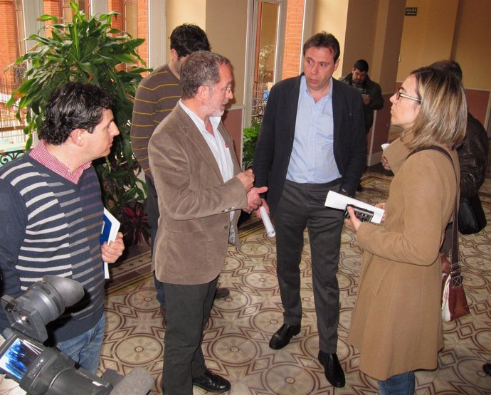 Manuel Saravia Y Óscar Puente Conversan Con Periodistas En El Ayuntamiento