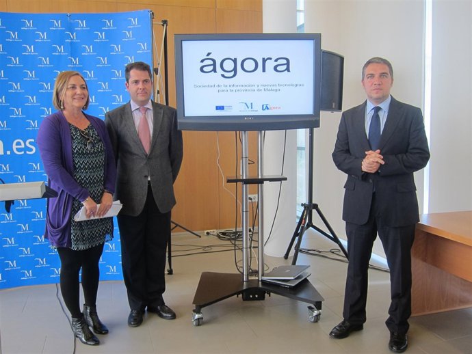 Bendodo Junto A Los Diputados En La Presentación Del Proyecto Ágora