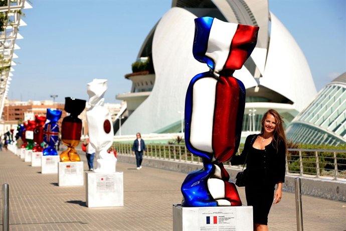 La Artista Laurence Jenkell Junto A Una De Sus Esculturas