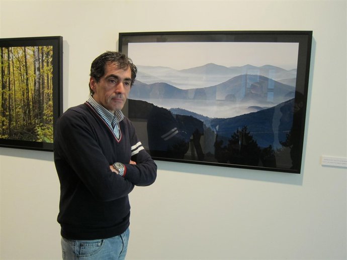 El Fotógrafo Jesús Formigo Junto A Dos Imágenes De Su Exposición En La Salina De