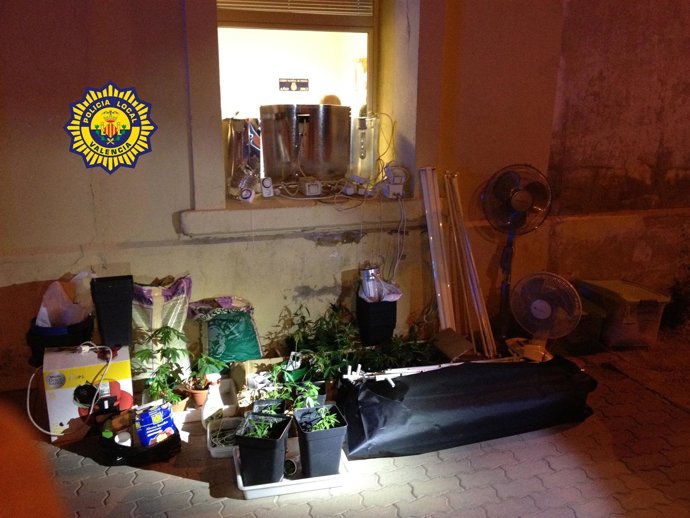 Material Intervenido En Un Piso De Valencia Tras Detectarse Una Fuga De Agua