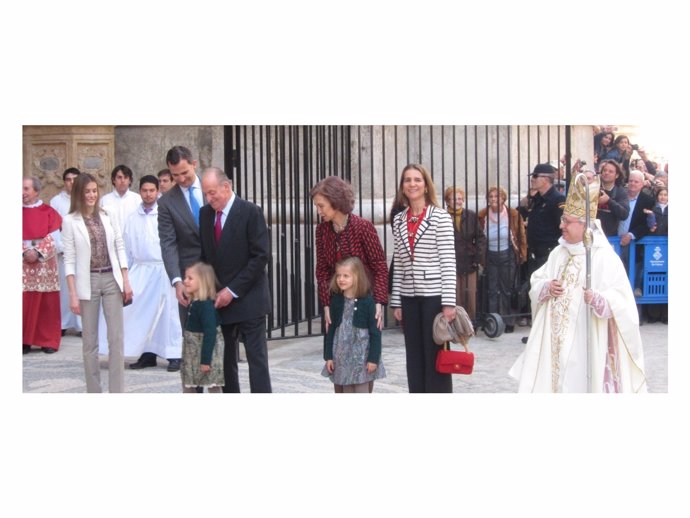 La Familia Real En La Misa De Resurrección En Palma