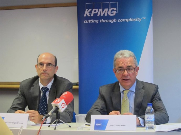Vargas Y Latorre En La Presentación Del Estudio Azulejero De KPMG.